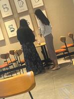 咖啡店里两个少妇，你们选哪个1