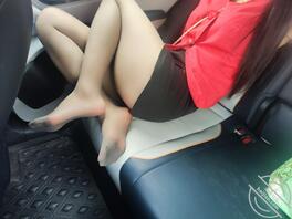 海角原创（14）先把嫂子自己穿出来的衣服在车上给大家欣赏一下2