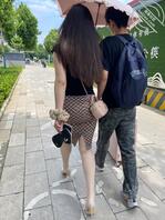 车站大白腿包臀少妇