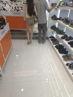 跟踪偷拍极品美腿女神