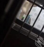 偷拍女领居洗澡，这奶子是真的好看啊