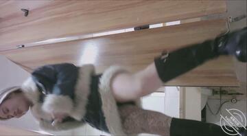 高筒靴美女跟闺蜜一起拉屎，还放屁 大腿上还有一个纹身，骚的不行。2