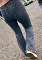 紧身牛仔的少妇，好像射屁股上