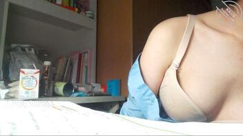 04年大学异地女友自拍，又纯又嫩1