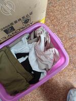 一个女生的鞋子内衣裤