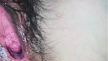 原创广东夫妻【绿帽影视】给老婆舔逼 大家建议要不要把毛刮掉，老婆会看评论