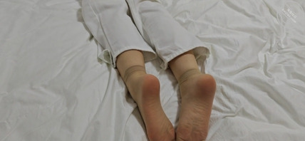 国庆出来旅游，发现妈妈穿了短丝，太累了直接就躺床了，看得我有点心动！1