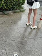 她是怎么长到全身都这么白的、抄底没成功啊、腿真白2