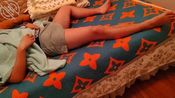 单亲妈妈，看到儿子勃起产生感觉了