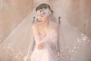 骚不骚，看屁股，每天最大的乐趣就是对着杨伊琳的照片撸管，意淫她，羞辱她0