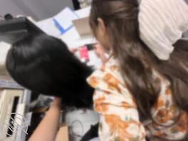 (免费视频)在女朋友背后扣舅妈的逼 两女的腿一起摸0