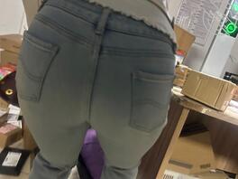 又拍到之前拿快递的少妇，竟然衣服裤子都没换，这次两个大肥臀同框0