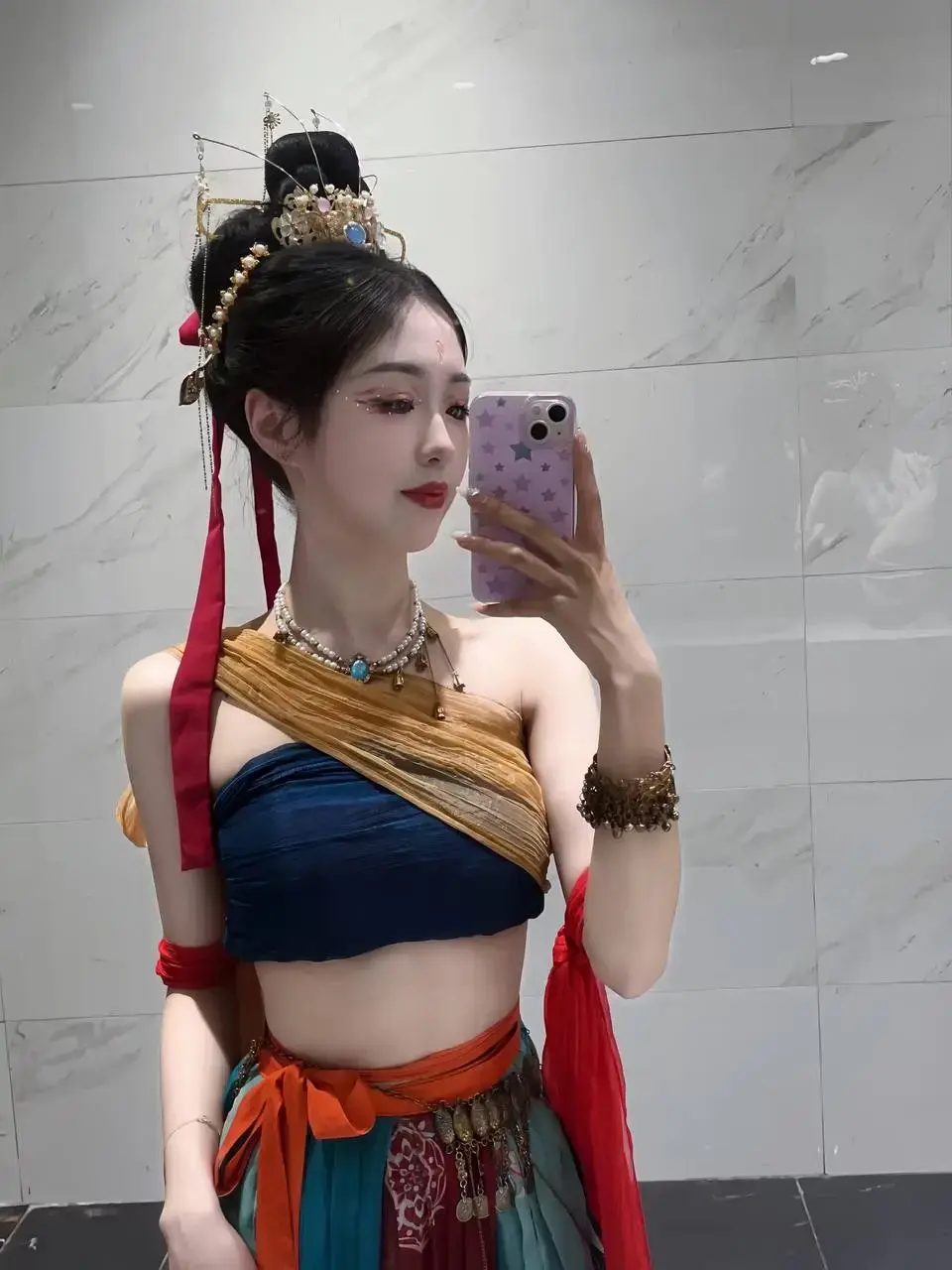 极品颜值的护士妹妹上厕所尿尿被偷拍泄密到网上，颜值和身材确实不赖 颜值护士美女尿尿被偷拍大神拍逼