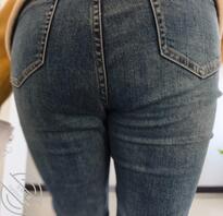 偷拍女财务紧身牛仔裤肥臀上楼梯