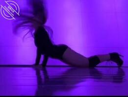 陪姐姐在舞蹈室跳舞太煎熬了,总是在想操我姐2