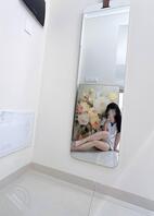 3. 看到女儿的性感私拍，忍不住偷拍她的裙底春光