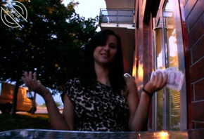 搭讪电车上的黑发豹纹女 带至小树林野战后入浓精射在大奶上1