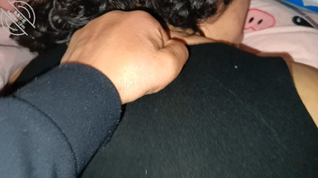  大姨子说大姨妈没走，掰开一看还真是，只能在门口把她插来高潮。0