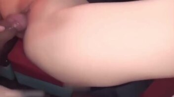 乱伦妹妹校服无毛白虎妹妹没能忍住内射了