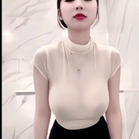 骚起来没边，手+振动棒+假鸡巴，上个厕所用了好久