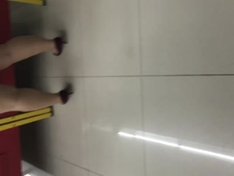 低价了。100完整版，禁止内容和老婆在超市里口交，做爱，漏出，绝