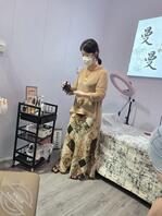 偷拍骚货美甲师小脚丫，白嫩小脚丫一看鸡巴就硬0