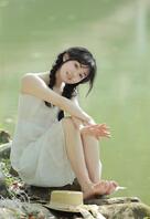 白裙可爱萝莉的美腿玉足，好嫩。0