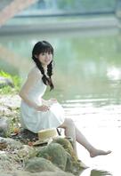 白裙可爱萝莉的美腿玉足，好嫩。1