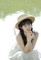 白裙可爱萝莉的美腿玉足，好嫩。2