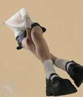 桌底偷拍骚货女大学生美腿，各位觉得值多少钱一晚1