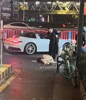 网传广州一女子被捡尸车震后丢在路上，看样子姿势真不差，就这么丢路上了？1