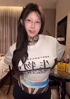 反差天花板 #人设经济学 【互联网嘴替】某些网红的人设就像拼多多九块九的盲盒——你以为开出来的是暗黑御姐，结果拆开是甜妹贴纸。#高乔尤美 这波操作属实把流量密码玩明白了：纹身贴满臂，眼神能杀人，硬照里仿佛下一秒就要骑重机创飞前男友。1