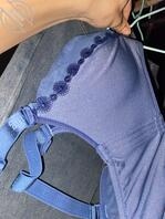 超市老板娘的内裤真骚和胸罩香香的被我拿回去穿着睡觉闻了一晚上2