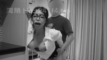 我背着丈夫和另一个我在俱乐部认识的男孩偷情，让他射在我的小穴里