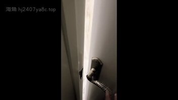 在熟睡的老婆旁边偷偷操女儿，差点吓出心脏病