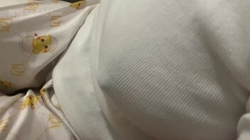 母上攻略绝对真实12-趁老妈看直播，摸胸视频-作者:海角社区-母上攻略之悔悟-Onlyfans中文社区