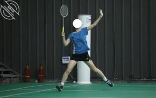 爸爸今天要求我陪他打羽毛球还必须穿裙子2