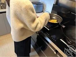 153. 厨房忙碌的姐姐是那么知性,成熟的气息很迷人0