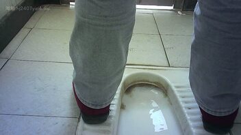 用力挤经血的少妇