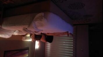 人妻穿着黑色情趣内衣和我69