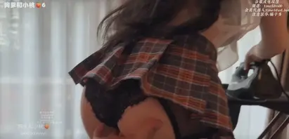 剧情演绎，爆操熨衣店老板的女人，吊带黑丝配上小jk裙，从背后直接挑逗然后后入0