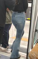 地铁碰到的小骚牛仔裤 想射她屁眼里