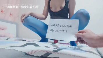 母狗叫爸爸操她，用狗吊道具抚摸