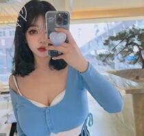 今天给爸爸们看下清纯的菲菲0