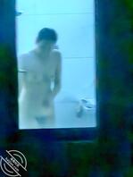 无意间发现女邻居脱衣洗澡，小胸脯一只手刚刚好