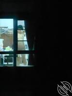 无意间发现女邻居脱衣洗澡，小胸脯一只手刚刚好2