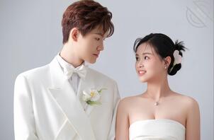 分享小表姐的订婚照,想得到小表姐只能慢慢来0