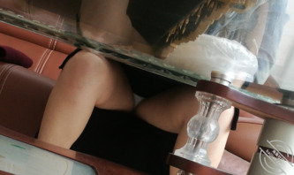 今日份偷拍客厅沙发坐着的妈妈0