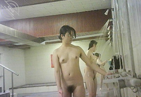 澡堂子偷拍！！！2