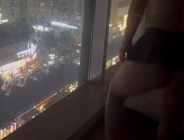 骚妻对窗外露逼！